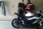 Cliente recebendo sua moto