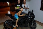 Cliente recebendo sua moto.