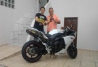 Cliente recebendo sua moto.