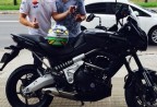 Cliente recebendo sua moto.