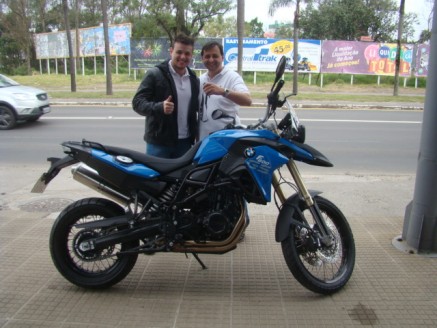 Cliente recebendo sua moto.