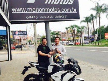 Cliente recebendo sua moto.