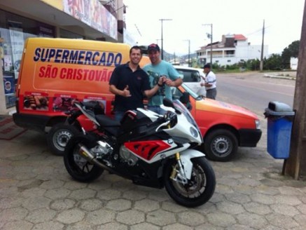 Cliente recebendo sua moto.