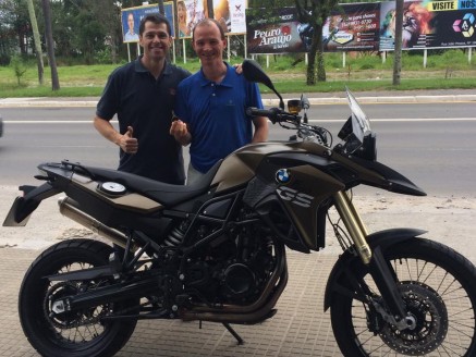 Cliente recebendo sua moto.