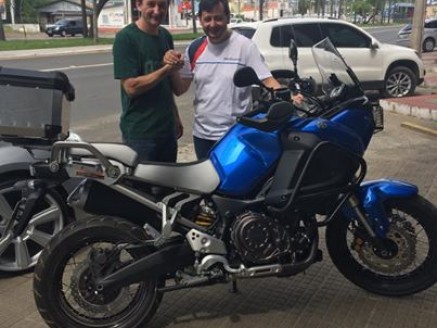 Cliente recebendo sua moto.