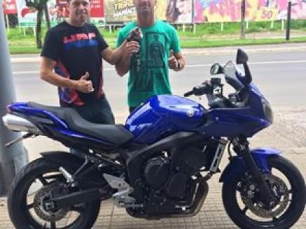 Cliente recebendo sua moto.