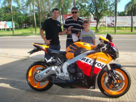 Cliente recebendo sua moto.