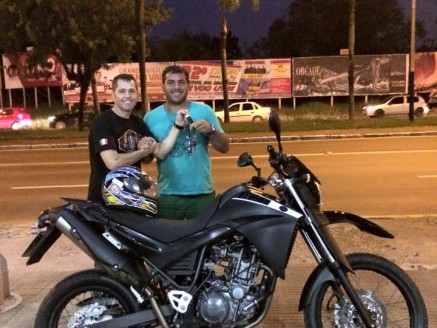 CLIENTE RECEBENDO SUA MOTO.