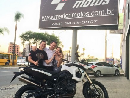 CLIENTE RECEBENDO SUA MOTO.