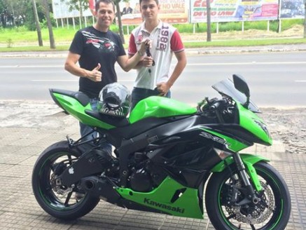 CLIENTE RECEBENDO SUA MOTO.