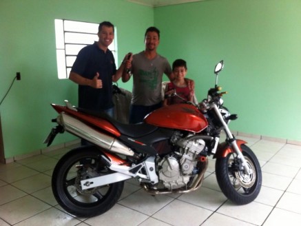 CLIENTE RECEBENDO SUA MOTO.