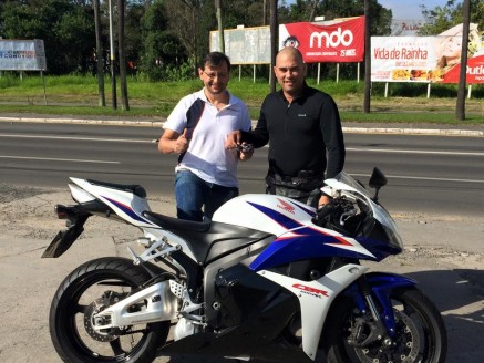 CLIENTE RECEBENDO SUA MOTO.