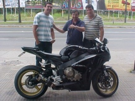 Cliente recebendo sua moto