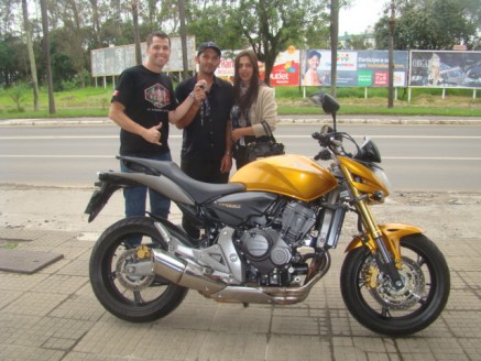 CLIENTE RECEBENDO SUA MOTO.