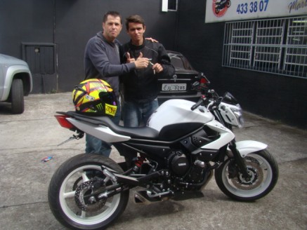 CLIENTE RECEBENDO SUA MOTO.