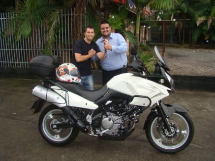 CLIENTE RECEBENDO SUA MOTO.