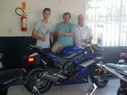 Cliente recebendo sua moto