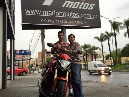 CLIENTE RECEBENDO SUA MOTO.