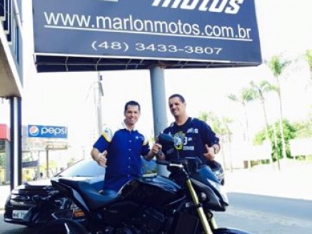 CLIENTE RECEBENDO SUA MOTO.