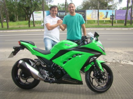 CLIENTE RECEBENDO SUA MOTO