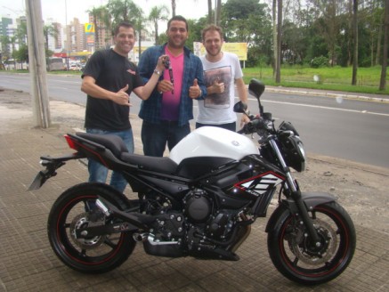 CLIENTE RECEBENDO SUA MOTO