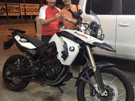 CLIENTE RECEBENDO SUA MOTO