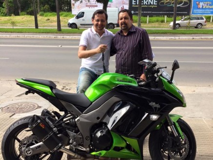 CLIENTE RECEBENDO SUA MOTO