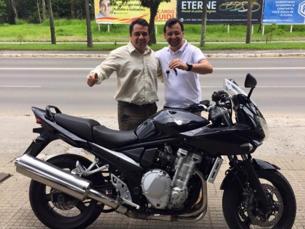 CLIENTE RECEBENDO SUA MOTO