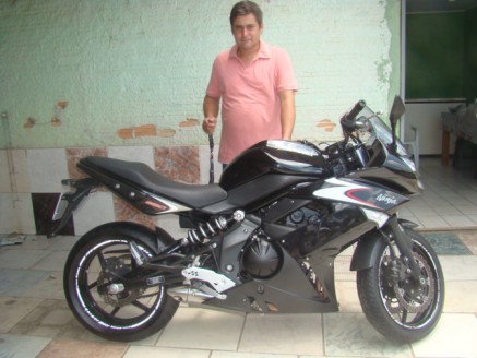 CLIENTE RECEBENDO SUA MOTO