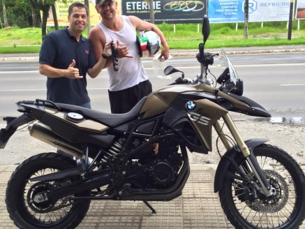 CLIENTE RECEBENDO SUA MOTO