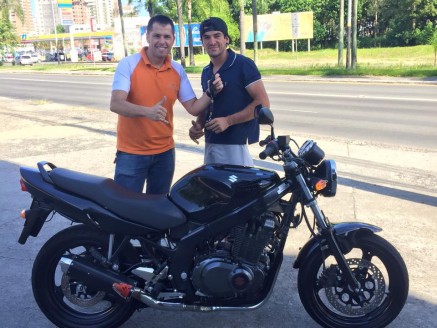 CLIENTE RECEBENDO SUA MOTO