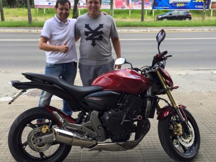 CLIENTE RECEBENDO SUA MOTO