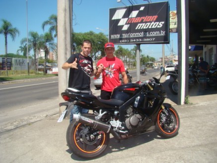 CLIENTE RECEBENDO SUA MOTO