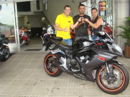 CLIENTE RECEBENDO SUA MOTO