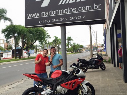 CLIENTE RECEBENDO SUA MOTO