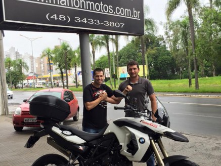 CLIENTE RECEBENDO SUA MOTO