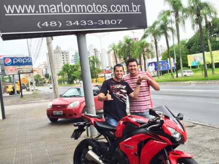 CLIENTE RECEBENDO SUA MOTO