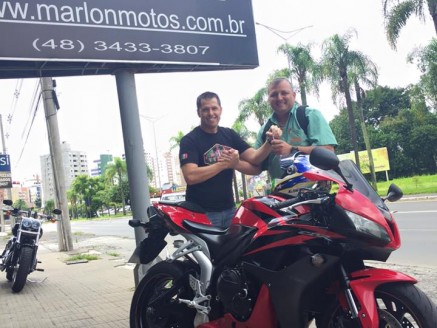 CLIENTE RECEBENDO SUA MOTO