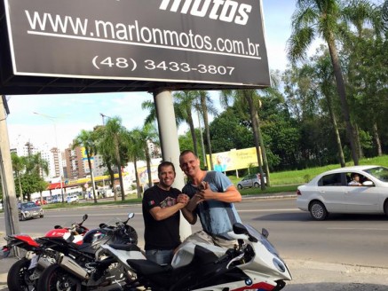 CLIENTE RECEBENDO SUA MOTO