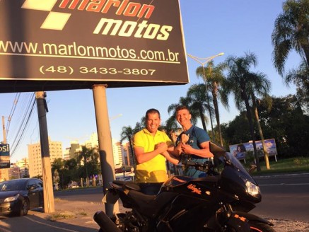 CLIENTE RECEBENDO SUA MOTO