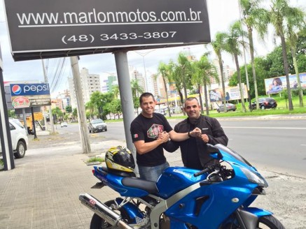 Cliente recebendo sua moto