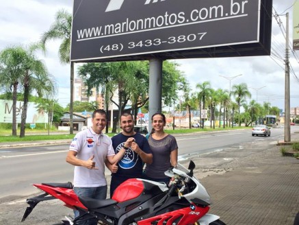 CLIENTE RECEBENDO SUA MOTO