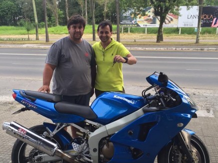 CLIENTE RECEBENDO SUA MOTO