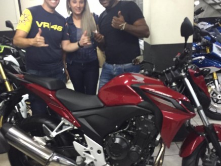 CLIENTE RECEBENDO SUA MOTO