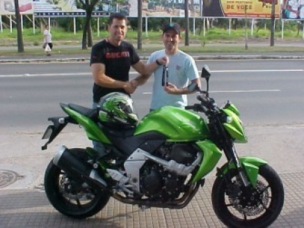 Cliente recebendo sua moto