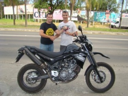 Cliente recebendo sua moto