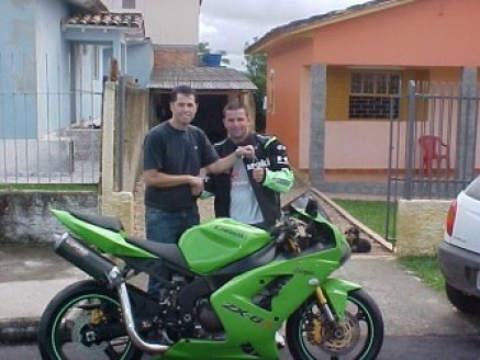 Cliente recebendo sua moto