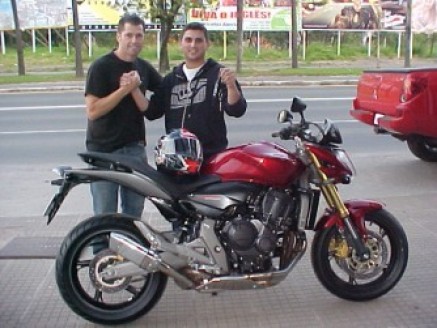 Cliente recebendo sua moto