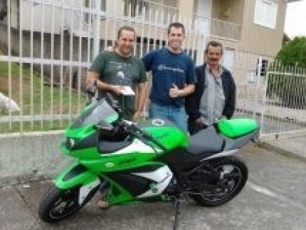 Cliente recebendo sua moto