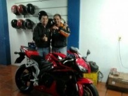 Cliente recebendo sua moto